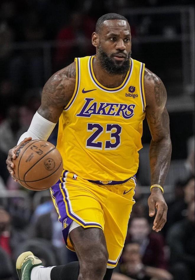 罗体：那不勒斯暂停引进左边锋，搁置了对斯特林和格10的联系