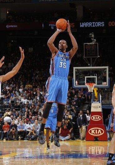 NBA传闻：勒布朗·詹姆斯不会为了帮助湖人队而做出“随意折扣”勒布朗詹姆斯不会轻易降薪，湖人队将通过交易补充阵容，东契奇问题将是焦点。