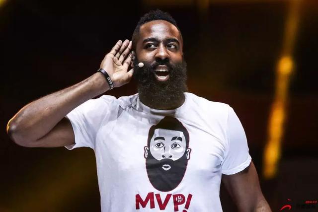 全国残特奥会——苏炳添为田径男子跳远T13级获奖选手颁奖