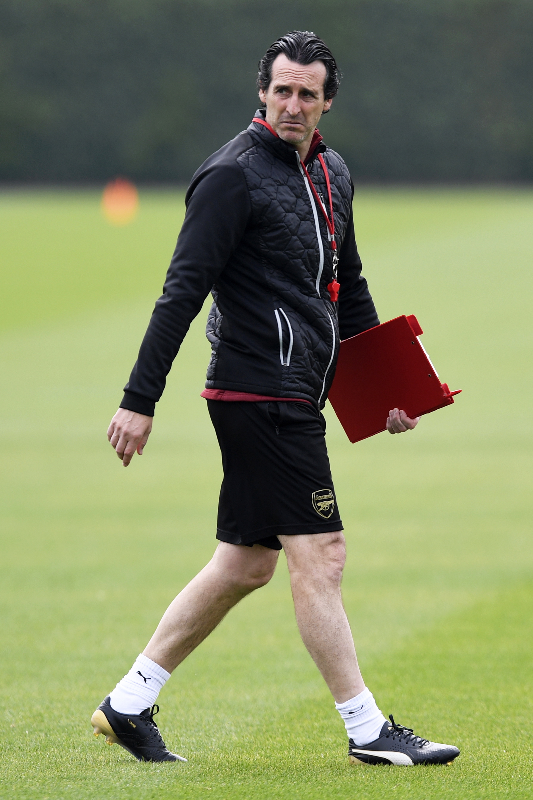 表情严肃拉菲尼亚国家队惨败后回到巴塞罗那